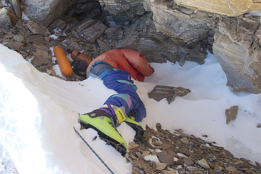Secrets Behind the 200 Dead Bodies on Mount Everest (See Photos and Video)
